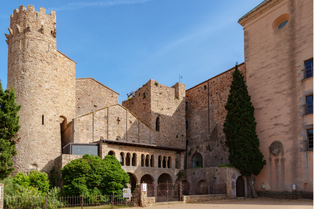 Fachada del Museo de Sant Feliu de Guíxolsconjunto con el monasterio benedictino, uno de los principales conjuntos históricos de la Costa Brava